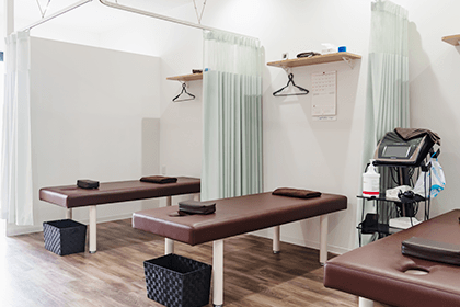 土日祝も受付！交通事故治療は22時まで対応